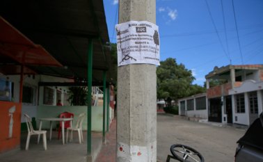 La semana pasada aparecieron estos panfletos en postes y calles de La Libertad, ocasionando temor entre los residentes sobre la eventual presencia de grupos armados ilegales en el sector. Juan Pablo Cohen