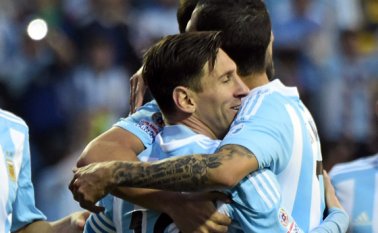 Leonel Messi abraza a sus compañeros y celebra el triunfo. AP