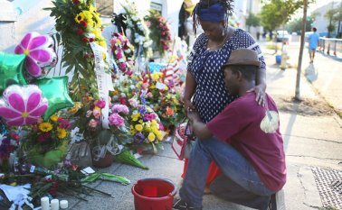 Familiares de las víctimas esperan la respuesta del Departamento de Justicia que estudia clasificar el ataque como crimen de intolerancia, o terrorismo interno. AP