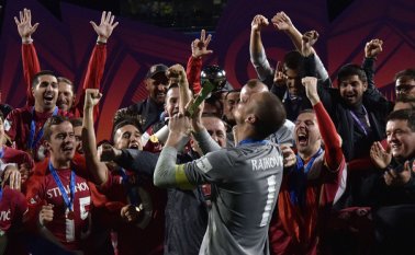 El capitán de Serbia Predrag Rajkovic sostiene el trofeo de fútbol de la Copa Mundial Sub-20 de la Fifa. AFP