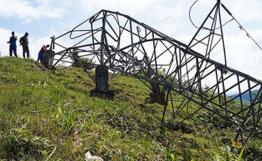 Torre de energía derribada. Archivo