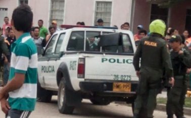 En redes sociales circula esta foto en la que se ve la patrulla de la Policía que fue atacada. @SuarezEmel Twitter