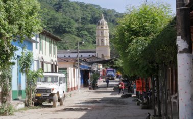 Todas las casas que están alrededor de la subestación de Policía fueron abandonadas por sus propietarios, pues prefieren perder sus viviendas y no sus vidas. Cristian Herrera