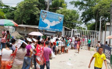 Familiares del detenido manifestaron que las autoridades han mentido todo el tiempo sobre lo que realmente pasó con su ser querido al interior de la cárcel, donde solo estuvo dos horas y media antes de ser asesinado. Colprensa