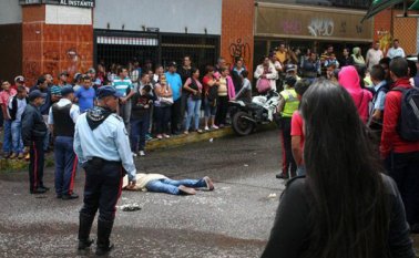 De un tiro, los delincuentes mataron al joven en plena vía pública del centro de la ciudad. La Nación