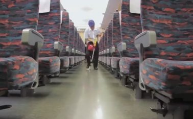 Un video muestra al personal de mantenimiento del tren bala, haciendo aseo en 7 minutos