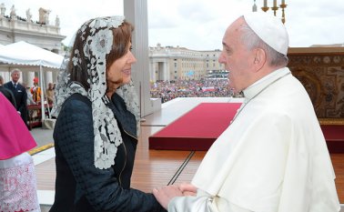 La canciller María Angela Holguín saluda al Papa Francisco. Archivo