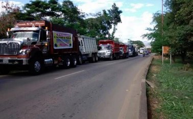 Las volquetas permanecían estacionadas a un lado de la vía a Boconó La Opinión