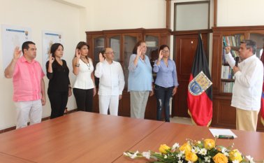 Los nuevos funcionarios están asumiendo su cargo ante el alcalde encargado Mario Pezzoti, quien es el secretario de Bienestar Social. Cortesía