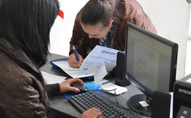 En la Secretaría de Hacienda los contribuyentes pagan los impuestos y otros tributos. Archivo
