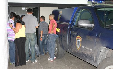 Momento de la entrega del cadáver a sus familiares. Cortesía