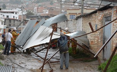 Los bomberos y vecinos del pasaje Santa Lucía retiraron la estructura metálica que fue impulsada por un ventarrón.
Roberto Ospino