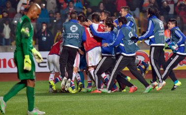 En los 90 minutos, el marcador se cerró 1-1 con goles del brasileño Robinho y de Derlis González, de penal. AFP