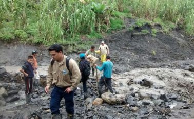 Funcionarios de Cens trabajan para volver a proporcionarle electricidad a Cácota y Chitagá. Cortesía Cens