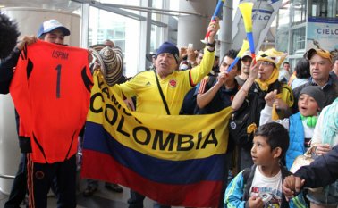 Cientos de hinchas esperaron a la selección a su llegada Colprensa