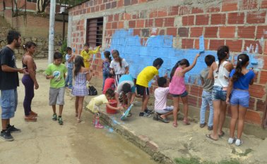 Los niños de la primavera se unieron para pintar un mural en su barrio para invitar a sus vecinos a ser parte de los proyectos de paz y convivencia ciudadana. Rodrigo Sandoval