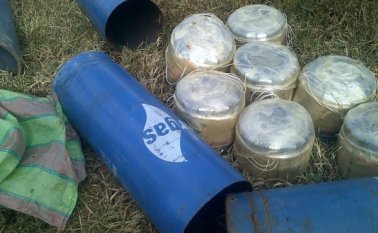 Esta foto enviada por el Personero de Hacarí muestra los explosivos que dejó el grupo guerrillero en la zona. Suministrada