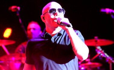 ‘Bon bon’, ‘Danza kuduro’, ‘I know you want me’, ‘El Taxi’, ‘Don’t stop de party’ y ‘Hotel room service’, fueron algunas de las canciones interpretadas por Pitbull, que dejaron en lo alto los ánimos de quienes saltaron sin cansancio durante toda su presentación. Colprensa