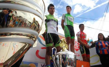 Los colombianos hicieron el 1-2-3 del podio en la Vuelta de la Juventud:Julián Cardona, campeón; Adrián Bustamante, subcampeón y Yeison Reyes, tercero. Diario La Nación