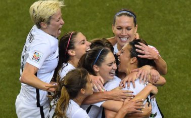 Faltando dos fechas para terminar el Mundial femenino de Canadá no se sabe quién entregará el trofeo a las próximas campeonas del mundo, ante la negativa del presidente de la Fifa, Joseph Blatter, de asistir a la clausura del torneo orbital. AFP