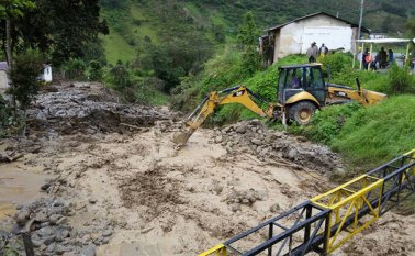 Según la gobernación, a la comunidad se le ha atendido con maquinarias y ayuda humanitaria para mitigar la crisis, pero la presencia del gobernador no hace la diferencia. Cortesía