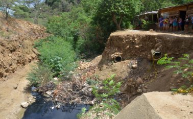 Los vecinos se reunieron alrededor del caño para mostrar su situación y pedir a las autoridades municipales una solución a sus afectaciones. Rodrigo Sandoval