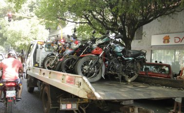 Los dueños de motocicletas han denunciado que sus vehículos resultan dañados al ser amarrados con otras en las grúas.   Archivo