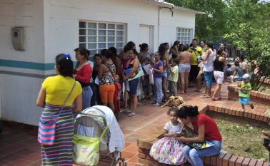 El puesto de salud de la ermita estaba a reventar. Imsalud dijo que las demoras en atención se dieron porque los funcionarios estaban en capacitacion sobre tuberculosis. Edinsson Figueroa