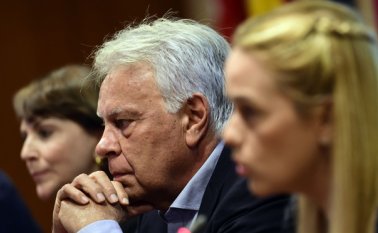 El exjefe del gobierno español, Felipe González, escucha una conferencia de prensa sobre la situación de la democracia y los derechos humanos en Venezuela. Lo acompañan Mitzy Capriles (izquierda) y Lilian Tintori, esposas de dos de los líderes políticos detenidos Antonio Ledezma y Leopoldo López. AFP