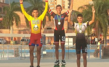 El patinador cucuteño Wiston Tarik Torres García (centro) se destacó en el Interclubes de patinaje al lograr una medalla de oro y dos de plata en la categoría prejuvenil. Cortesía
