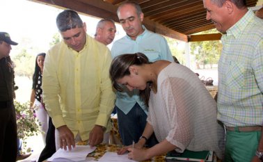 La viceministra de Aguas y Saneamiento Básico, Natalia Trujillo; el gobernador de Norte de Santander, Edgar Jesús Díaz Contreras y los alcaldes de Cúcuta, Donamaris Ramírez; de Los Patios, Orlando Sandoval, y de Villa del Rosario, Carlos Socha, fimaron el convenio. La Opinión