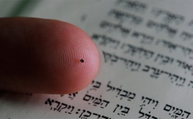 La nano Biblia es tan pequeña como un grano de arena. Internet