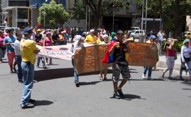 Trancones en distintos sectores del centro protagonizaron los vendedores informales que ayer protestaron para exigir de la Alcaldía garantías para ejercer el oficio. Juan Pablo Cohen