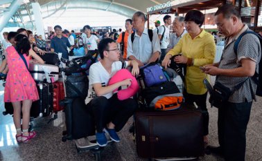 Los pasajeros se agolpan aeropuerto internacional de Ngurah Rai de Bali en Denpasar, a la espera de información de retrasos en los vuelos. AFP