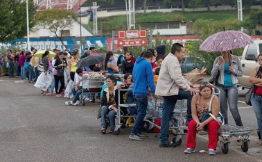 Las filas para comprar productos de la canasta básica son generadas por la escasez, un ejemplo de la crisis económica. Archivo