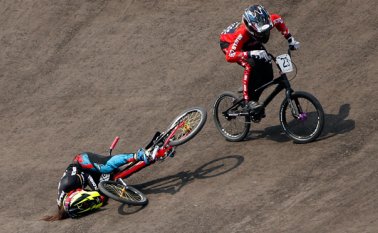 Este es el momento de la caída de la corredora colombiana. AFP