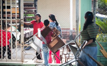 Los niños de la escuela Camilo Torres, sede La Floresta, fueron reubicados en otros planteles cercanos, mientras la alcaldía toma una decisión. Juan Pablo Bayona