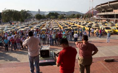 Los empresarios de taxi estiman que a más tardar a finales del presente mes tendrán terminado su conteo de los carros que conforman el parque automotor en el área metropolitana. Juan Pablo Cohen