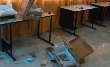 En las salas de informática solo quedaron las cajas, los escritorios vacíos y las chapas rotas. Foto suministrada