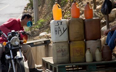 A $3 mil 500 pesos se vende en las calles de Cúcuta el galón de gasolina de contrabando, precio que hasta hace apenas un mes estaba en $5 mil. Luis Alfredo Estévez