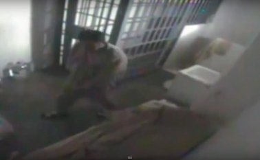 Hasta ahora permanecen retenidos 22 funcionarios del penal del Altiplano mientras continúan los interrogatorios. Captura de video en Youtube