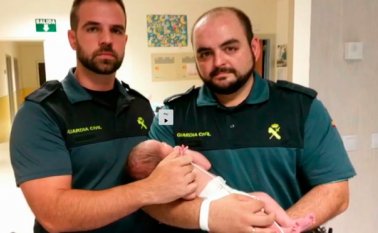 Dos guardias civiles rescataron al niño abandonado en el contenedor soterrado. Internet