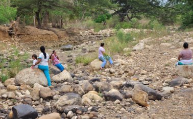 La Tonchalera, que surtía de agua a los campesinos de Carmen de Tonchalá, se secó; ahora los campesinos descansan en las piedras del cauce Edinsson Figueroa