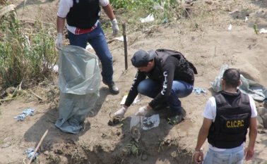 En el sector El Mamón de La Mulata, funcionarios venezolanos hacen el levantamiento de los restos. Archivo