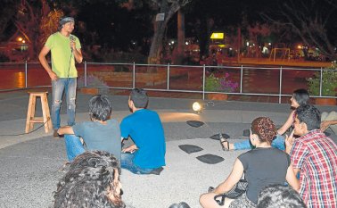 Andrew Dasilva entretiene viernes y sábados, con humor negro, a sus espectadores del parque La Canasta. La Opinión