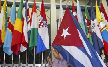 La bandera de Cuba fue puesta junto a las de otros países en el departamenteo de Estado. AFP
