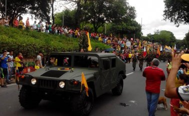 Autoridades participan del desfile militar del 20 de julio. Jean García