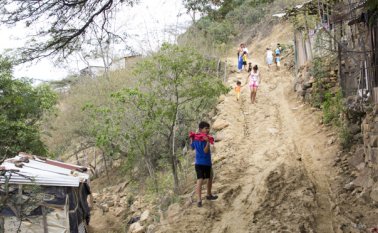 Las filtraciones que se presentan en la calle 17 con avenida 57 han desbarrancado gran parte de la vía. Alfredo Estévez