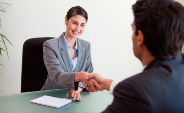 Muestre seguridad. Mire a los ojos al entrevistador y no pierda el contacto visual con él. Internet