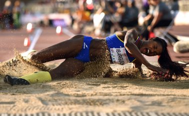 Caterine Ibargüen superó los 14,88, su mejor registro durante un 2015 AFP